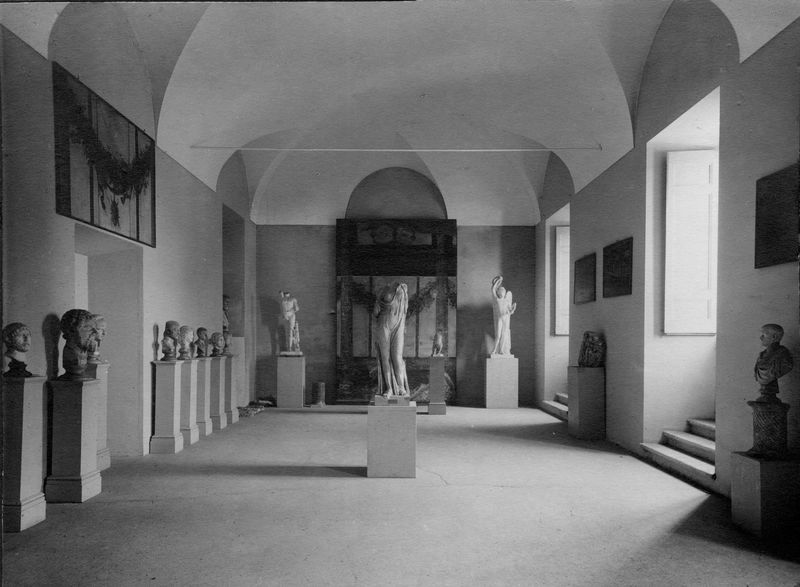 C001033 - reperto - Colosseo, ingresso nord, primo ordine, particolare di tre frammenti di fusti di colonna; neg. serie I283