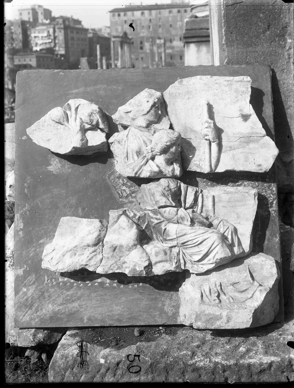 Lastra E 50 - Basilica Emilia - Fregio.JPG