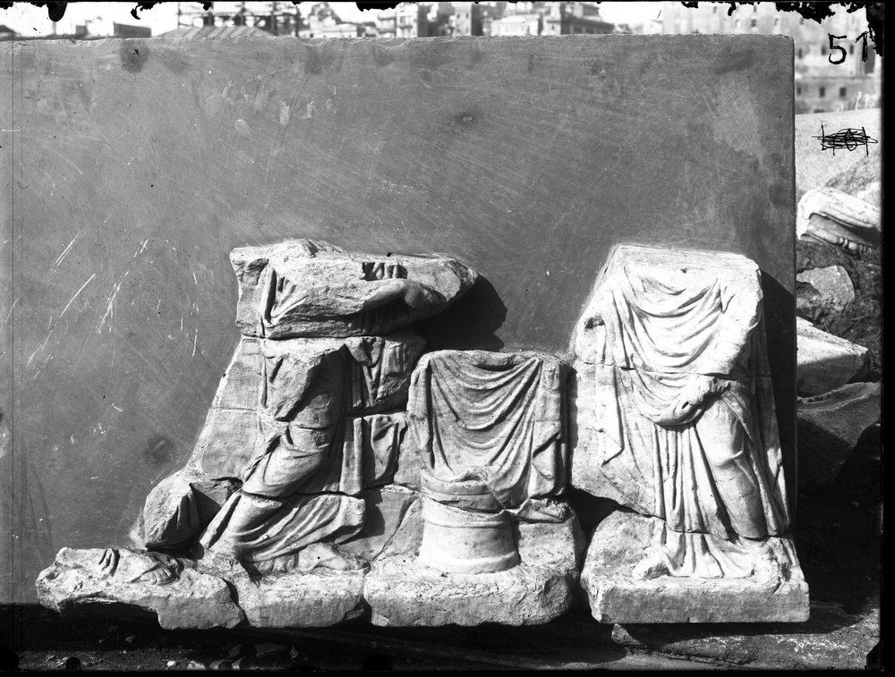 Lastra E 51 - Basilica Emilia - Fregio.JPG