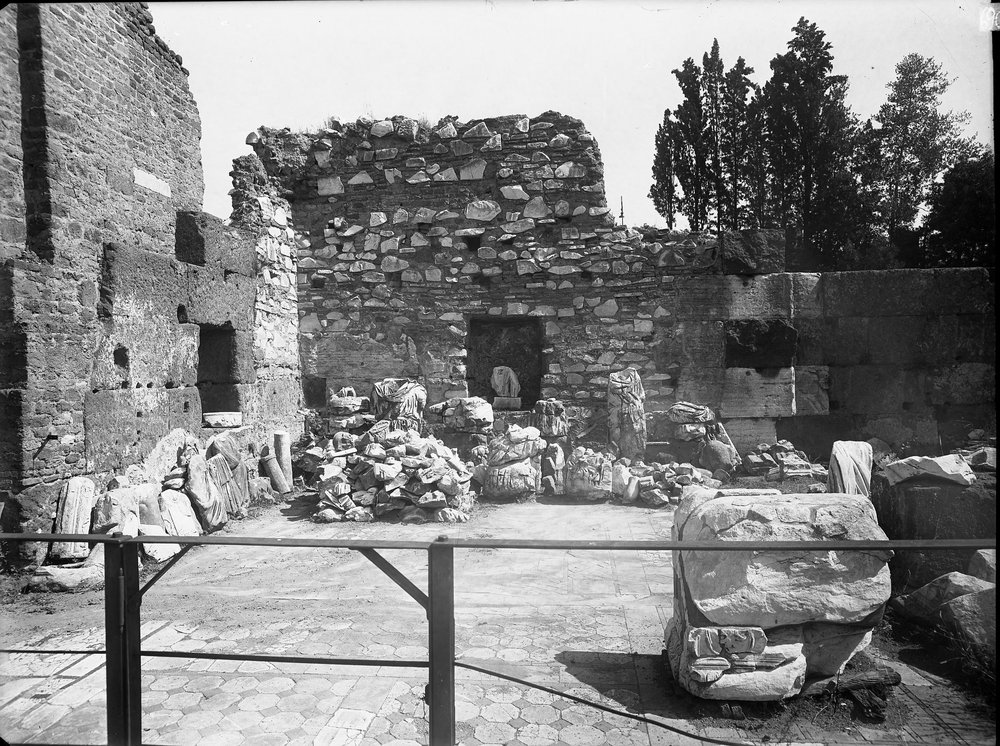 Lastra E-1169 Basilica Emilia- muri medievali.JPG