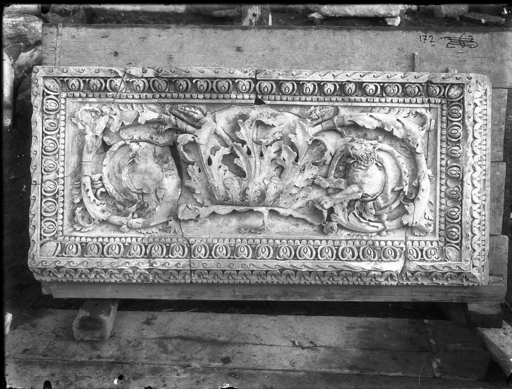 Lastra E-172, Basilica Emilia.JPG
