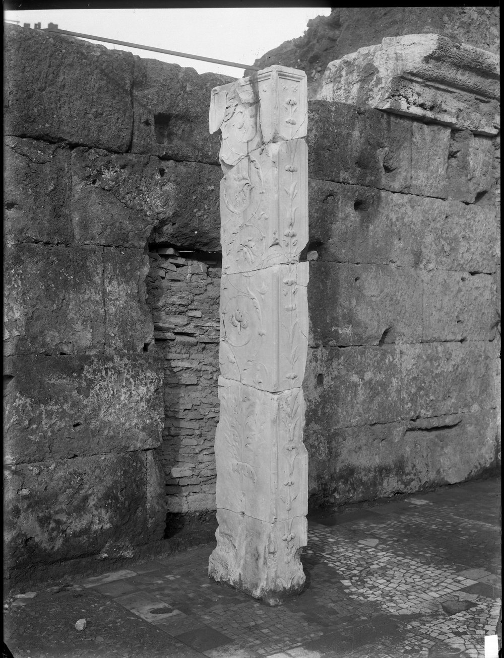 Lastra E-1187, Basilica Emilia.JPG