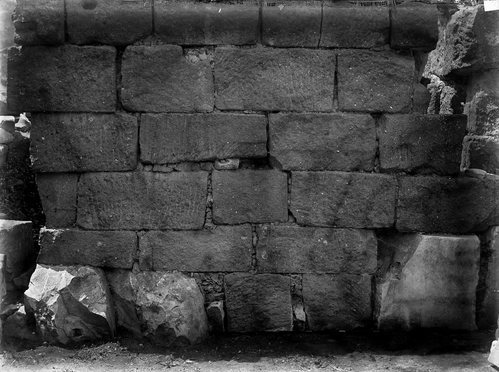 Lastra E-1165 Basilica Emilia- muri medievali.JPG