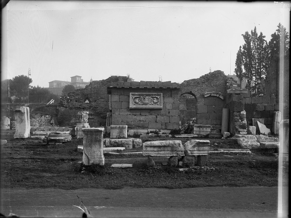 Lastra E-1210 Basilica Emilia - esterno.JPG