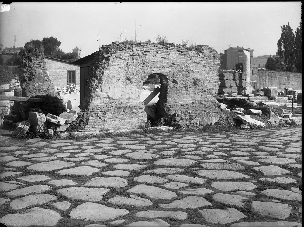 Lastra E-1201 Basilica Emilia - esterno.JPG