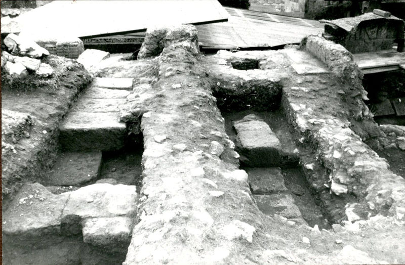 002723 - scavo archeologico - Area del tempio della Magna Mater, area a nord-ovest della casa repubblicana a fianco delle Scalae Caci e Casa di Livia: particolare dei blocchi del manufatto in opera quadrata. Neg. serie Film nÂ° 88-79
