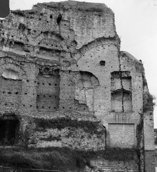 006309 - restauro - Stadio di Domiziano, lato orientale con il palco imperiale, particolare del muro meridionale dell'esedra imperiale, prima dei lavori di restauro e ripristino della parete gravemente lesionata e pericolante (1964). 