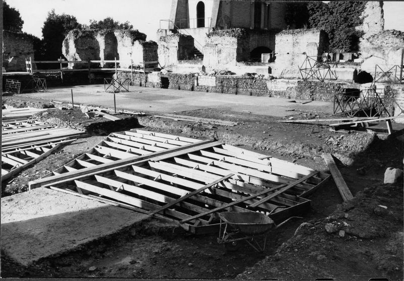 005523 - monumento - Domus Transitoria, lavori di installazione della copertura, novembre 1963. Rollino nÂ°30
