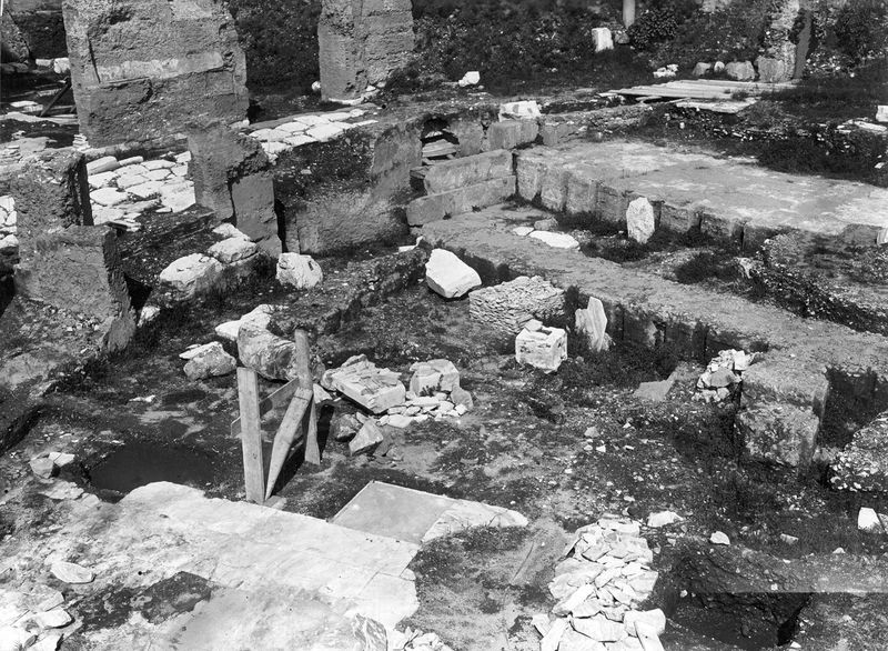 011534 - scavo archeologico - Basilica Emilia, scavi dopo la costruzione di via dell'Impero (1932-1936-1942), fronte verso la Curia Iulia  / Argileto, visto da sud. Neg. serie F nÂ° 1133