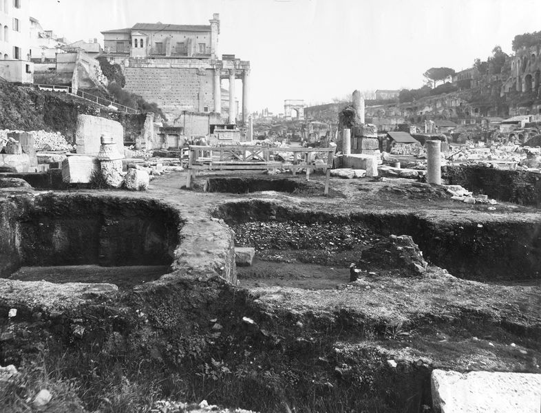 011475 - scavo archeologico - Basilica Emilia, angolo verso l'Argileto durante gli scavi del Boni (1899). Neg. serie C nÂ° 151