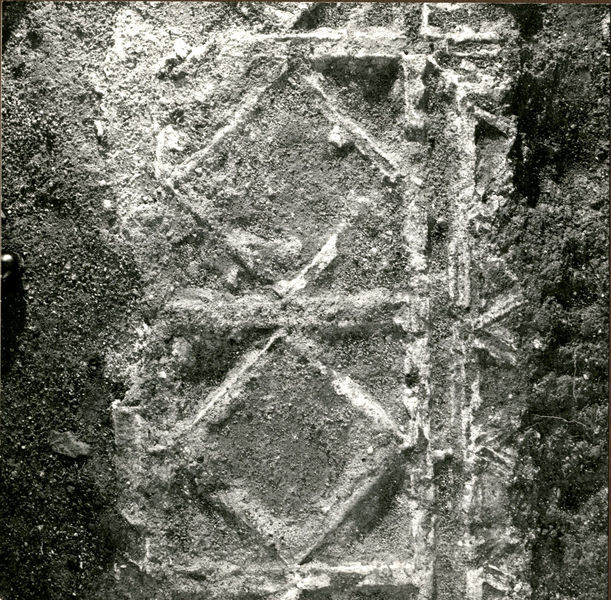 002543 - monumento - Casa di Augusto, vano 8 bis: impronte nella malta di un pavimento in opus sectile redatto secondo il motivo dei rombi tristellati. EtÃ  fra Cesare e Augusto. Ulteriori notizie bibliografiche:Guidobaldi, F. 1999, Sectilia pavimenta delle residenze imperiali di Roma e dellâ€™area romana, in La mosaÃ¯que GrÃ©co â€“ Romaine VII. Actes du Colloque International pour lâ€™Ã©tude de la mosaÃ¯que antique (Tunis, 3-7 octobre 1994), Tunis, p. 640, pl. CCXL, E, I; CCXLI, 3.
Senza Negativo