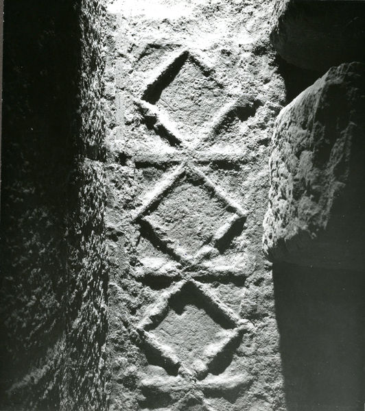 002545 - monumento - Casa di Augusto, vano 8 bis: impronte nella malta di un pavimento in opus sectile redatto secondo il motivo dei rombi tristellati. EtÃ  fra Cesare e Augusto. Ulteriori notizie bibliografiche: Guidobaldi, F. 1999, Sectilia pavimenta delle residenze imperiali di Roma e dellâ€™area romana, in La mosaÃ¯que GrÃ©co â€“ Romaine VII. Actes du Colloque International pour lâ€™Ã©tude de la mosaÃ¯que antique (Tunis, 3-7 octobre 1994), Tunis, p. 640, pl. CCXL, E, I; CCXLI, 3.
Neg. serie 6x6 nÂ°1724