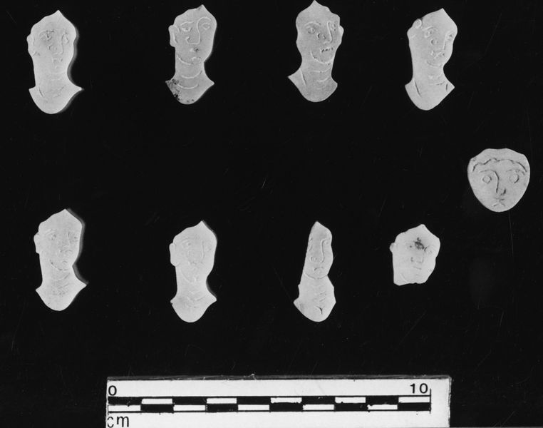 005841 - reperto - Crustae marmoree parietali raffiguranti volti di danzatrici. Il materiale di cui si compongono Ã¨ giallo antico. Bibliografia di riferimento: "Museo Palatino, le Collezioni" a cura di M.T. Tomei e C. Gasparri, Electa 2014 pp. 190-194. Neg. serie Film nÂ°2478