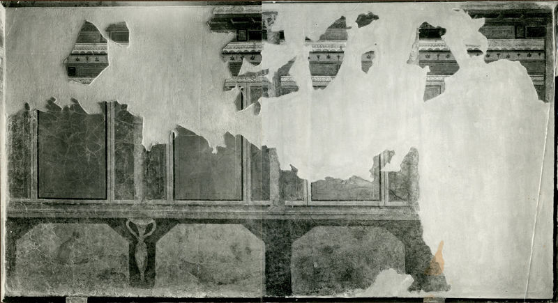 002737 - reperto - Casa di Livia, cubiculum a (denominato 8 sulla pianta degli scavi di Carettoni): scoperto durante gli scavi del 1953/54 di Carettoni, conserva un paramento, restaurato e posto su un pannello, in primo stile pompeiano. Bibliografia di riferimento: Carettoni, G.F. in NsC 1957 pp. 111 e ss. / Boll. Arte 1955 pp. 210 e ss. 

Senza negativo. Riproduzione Film nÂ° 29163