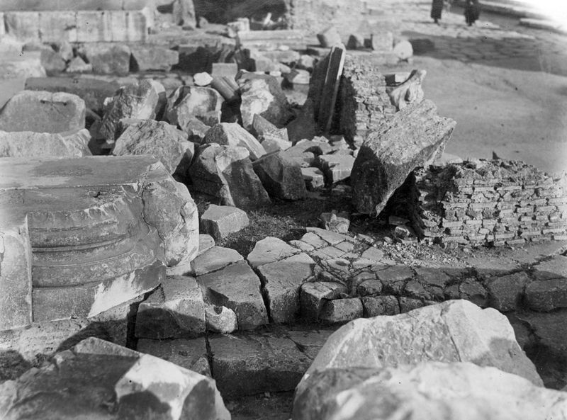 012251 - reperto - Basilica Emilia, frammenti architettonici non identificabili. Neg. serie 9x12 nÂ°88 