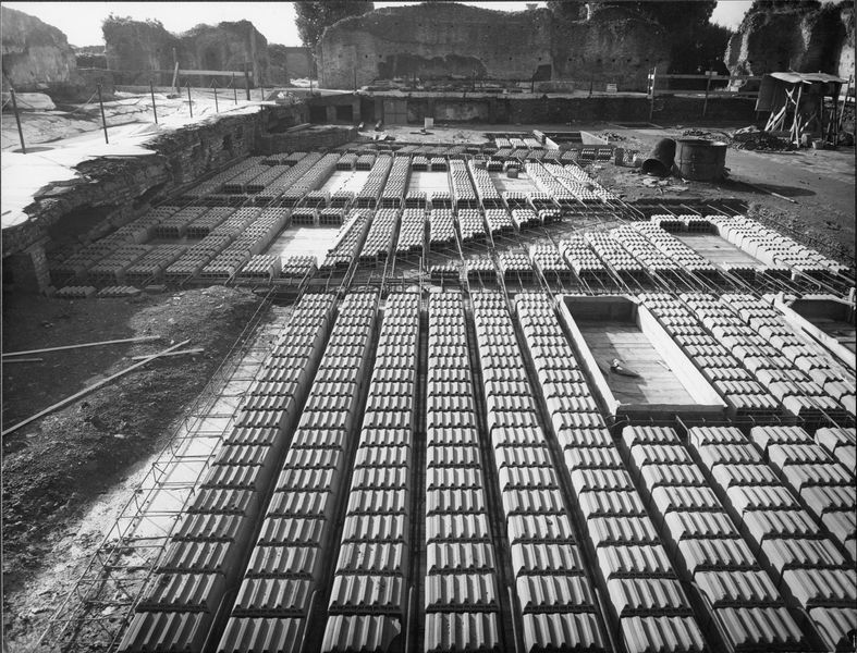 005525 - monumento - Domus Transitoria, lavori di installazione della copertura, novembre 1963. Neg. serie F nÂ°2416