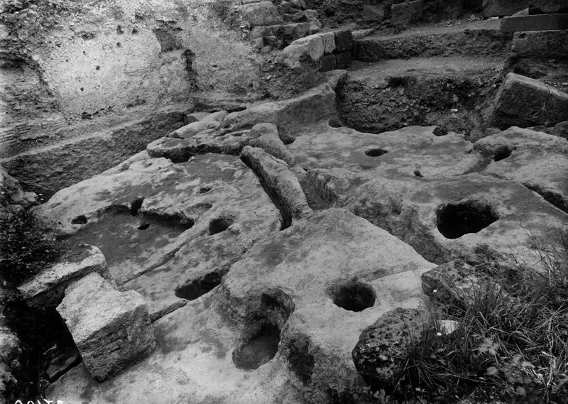 000047 - monumento - Palatino, Roma quadrata, Scalae Caci, avanzi delle capanne dei secoli IX - VII a.C. (Gab.  Fot. Naz., 1948); neg. serie E, img. n. 27100