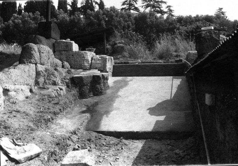 000055 - restauro - Palatino, Roma quadrata, Scalae Caci, copertura estremitÃ  superiore (maggio 1963); FILM 30, img. n. 9