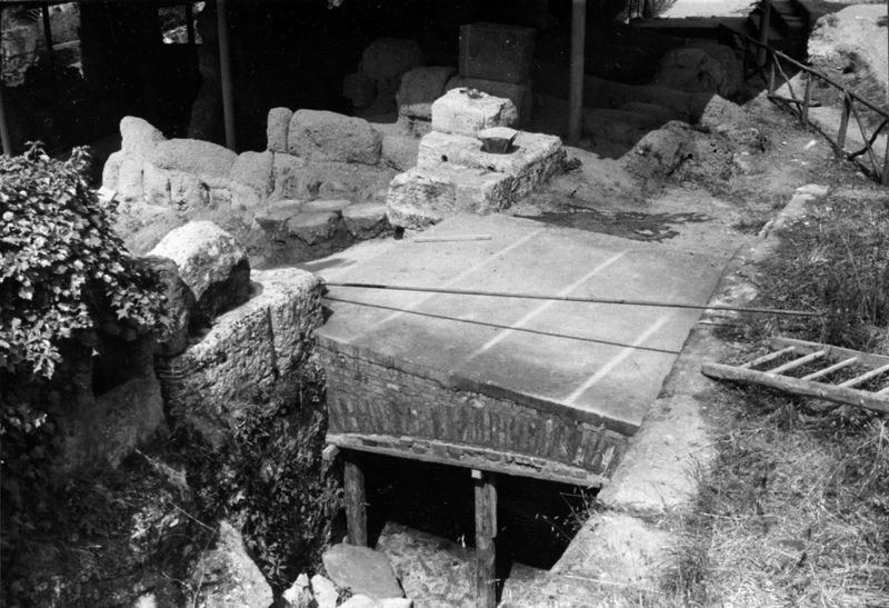 000056 - restauro - Palatino, Roma quadrata, Scalae Caci, copertura estremitÃ  superiore (maggio 1963); FILM 30, img. n. 8
