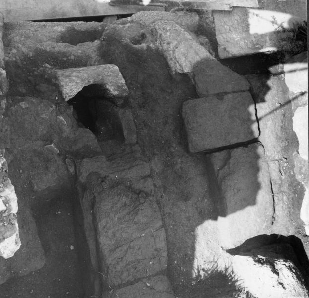 000059 - monumento - Palatino, Roma quadrata, Scalae Caci, fogna sopra al muro di cappellaccio (aprile 1967); FILM n. 101, img. n. 12