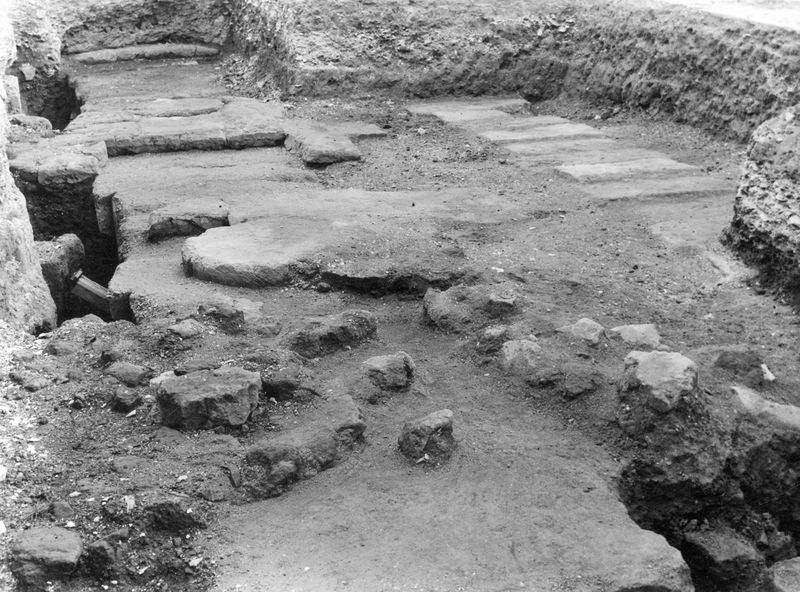 011539 - scavo archeologico - Basilica Emilia, scavo 1947, aula centrale, sotto il pavimento, cavo di fondazione e base di colonna repubblicana.  Neg. serie 9x12 nÂ° 342