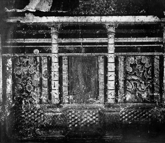 001790 - monumento - Casa dei Grifi, piano inferiore, vano B: particolare pittura parietale della parete di fondo in secondo stile pompeiano (Fase I A di Beyen). Bibliografia di riferimento : Rizzo, Le pitture della casa dei Grifi, 1936 

Manca negativo
