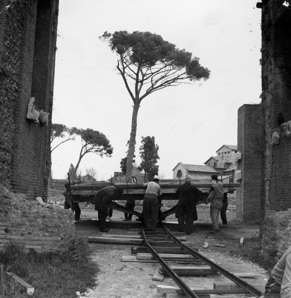 001635 - restauro - Trasporto del grande pannello della parete di sinistra. Neg. serie Istituto del restauro. Marzo 1966