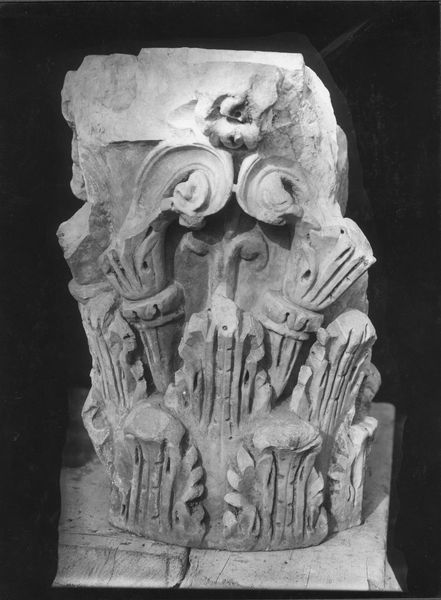 003336 - reperto - Palatino, Domus Augustana, capitello dal peristilio inferiore,  (gennaio 1938); neg. serie E, n. 857