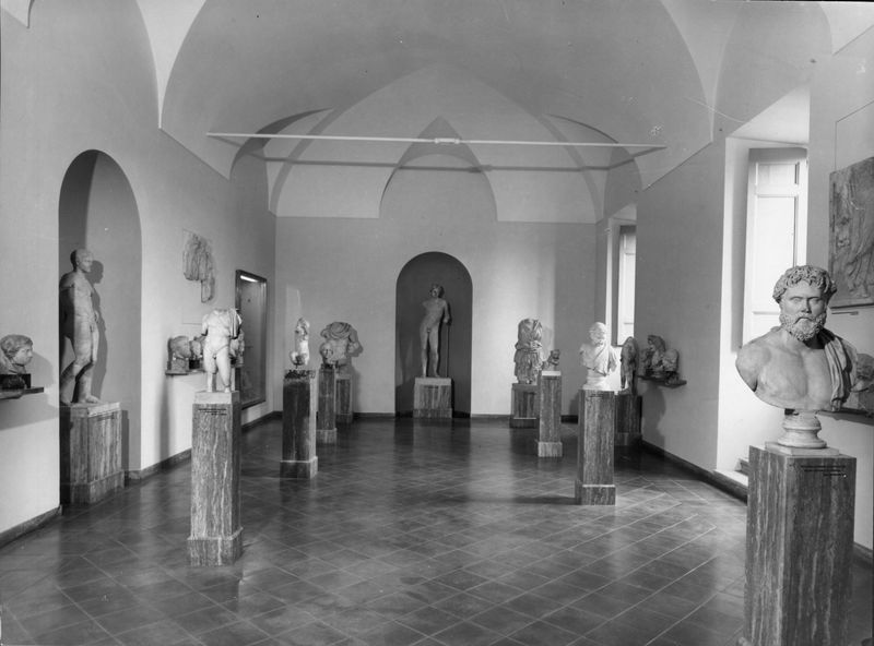 C001036 - reperto - Colosseo, ingresso nord, primo ordine, particolare di tre frammenti di fusti di colonna; neg. serie I283