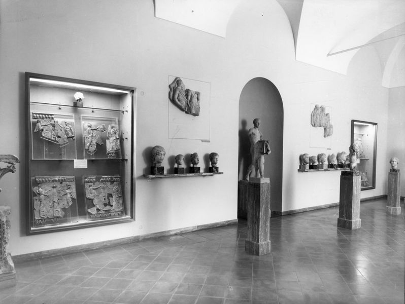 C001037 - reperto - Colosseo, ingresso nord, primo ordine, particolare di un frammento di fusto di colonna; neg. serie I283