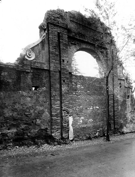 000920 - restauro - Via di S. Bonaventura: portale degli orti farnesiani, prima del restauro nell'autunno 1965
