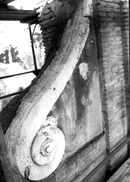 000921 - restauro - Via di S. Bonaventura: particolare del portale degli orti farnesiani, prima del restauro nell'autunno 1965