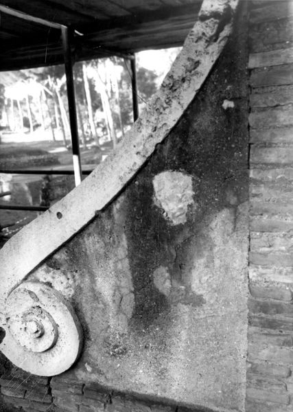000918 - restauro - Via di S. Bonaventura: particolare del portale degli orti farnesiani, prima del restauro nell'autunno 1965