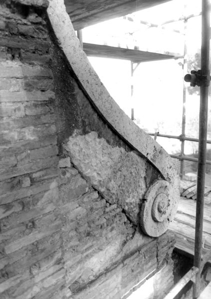 000916 - restauro - Via di S. Bonaventura: particolare del portale degli orti farnesiani, prima del restauro nell'autunno 1965