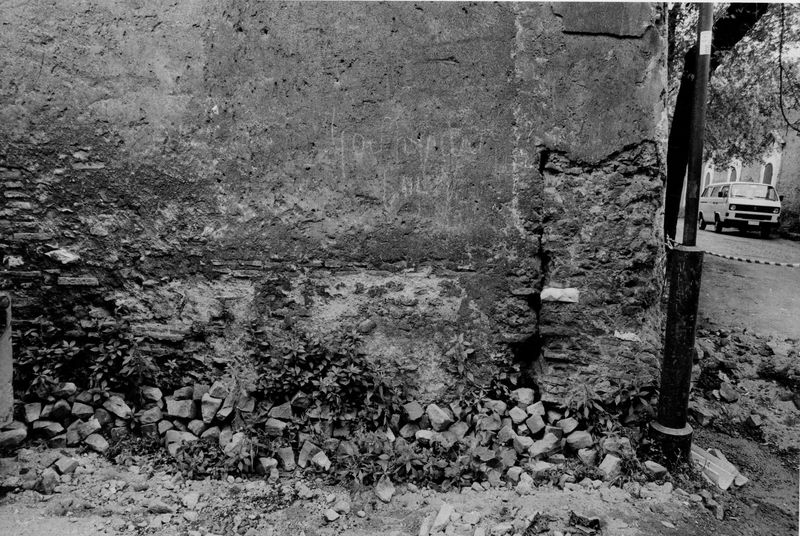 003016 - restauro - Via di S. Bonaventura: lavori ACEA, muro romano tagliato situato ad angolo davanti alla chiesa