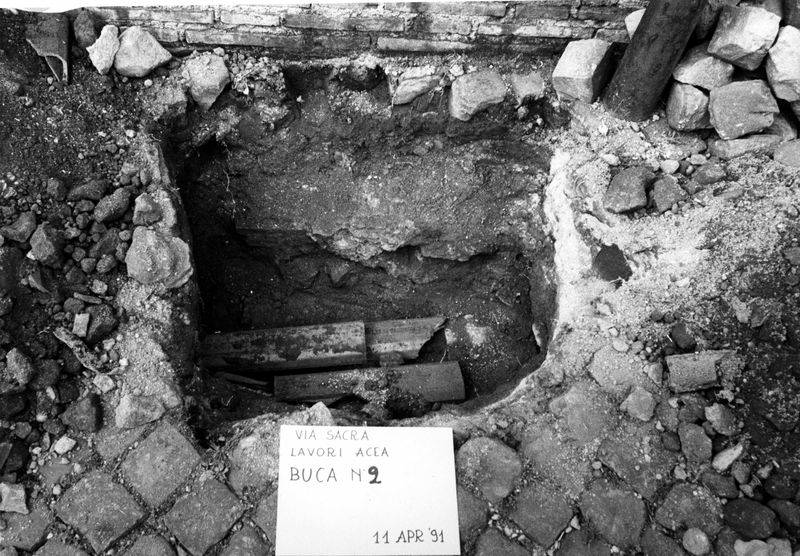 003021 - restauro - Piazza di Santa Maria Nova: lavori ACEA con buche lungo la via Sacra