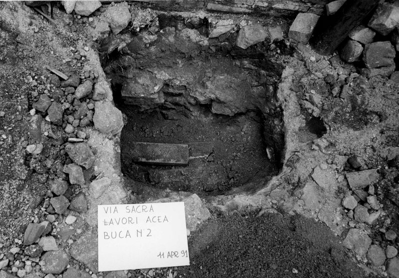 003022 - restauro - Piazza di Santa Maria Nova: lavori ACEA con buche lungo la via Sacra