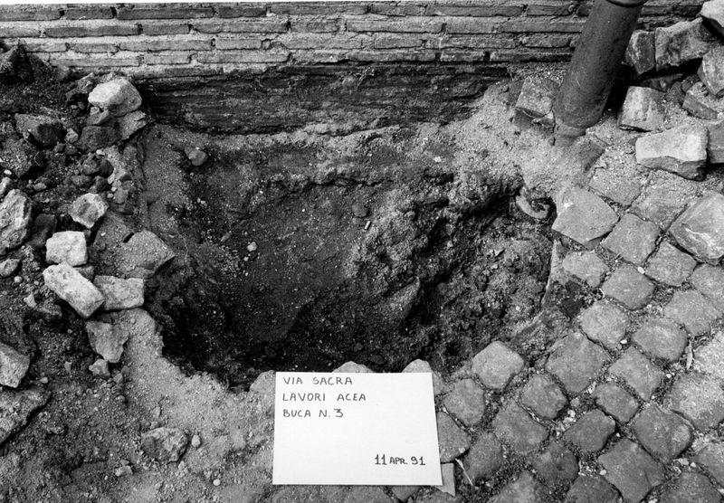 003023 - restauro - Piazza di Santa Maria Nova: lavori ACEA con buche lungo la via Sacra