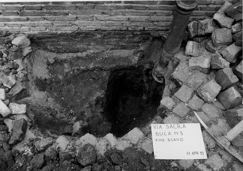 003024 - restauro - Piazza di Santa Maria Nova: lavori ACEA con buche lungo la via Sacra
