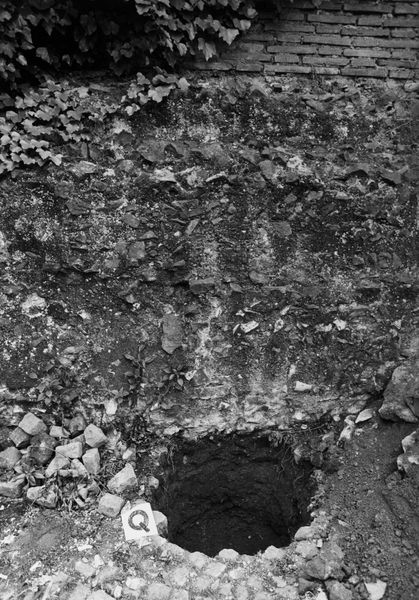 003040 - restauro - Piazza di Santa Maria Nova: lavori ACEA lungo la via Sacra, buca Q) sotto la platea di calcestruzzo (temoio di Giove Statore?), assenza di strutture archeologiche