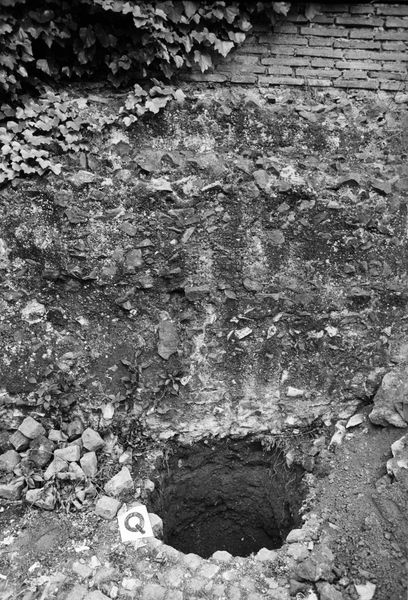 003041 - restauro - Piazza di Santa Maria Nova: lavori ACEA lungo la via Sacra, buca Q) sotto la platea di calcestruzzo (temoio di Giove Statore?), assenza di strutture archeologiche