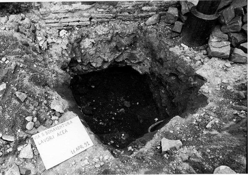 003042 - restauro - Piazza di Santa Maria Nova: lavori ACEA lungo la via Sacra, buca R) il muro romano di recinzione poggia su fondazioni archeologiche