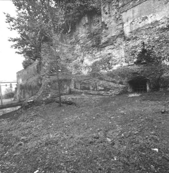 003043 - restauro - Via di S. Bonaventura, area davanti alla chiesa di S. Sebastiano: dopo i lavori di pulitura dell'area