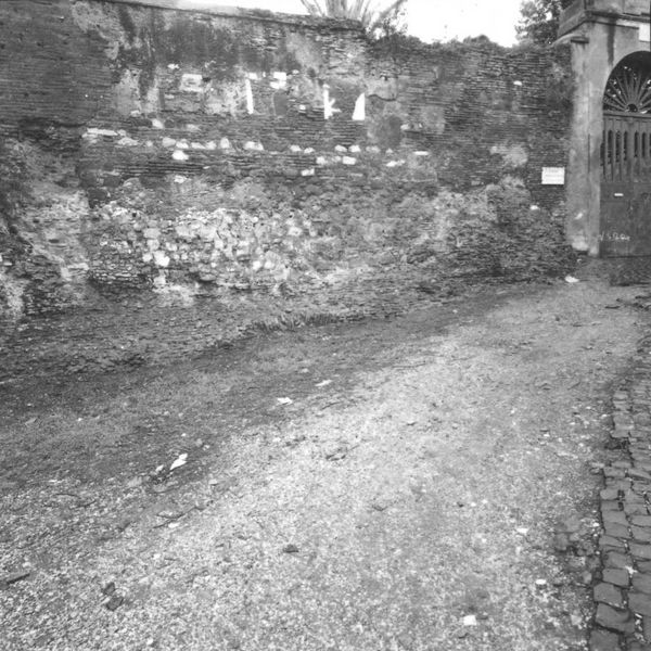 003047 - restauro - Via di S. Bonaventura, area davanti alla chiesa di S. Sebastiano: dopo i lavori di pulitura dell'area