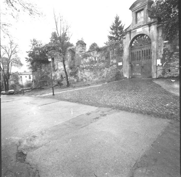 003049 - restauro - Via di S. Bonaventura, area davanti alla chiesa di S. Sebastiano: dopo i lavori di pulitura dell'area