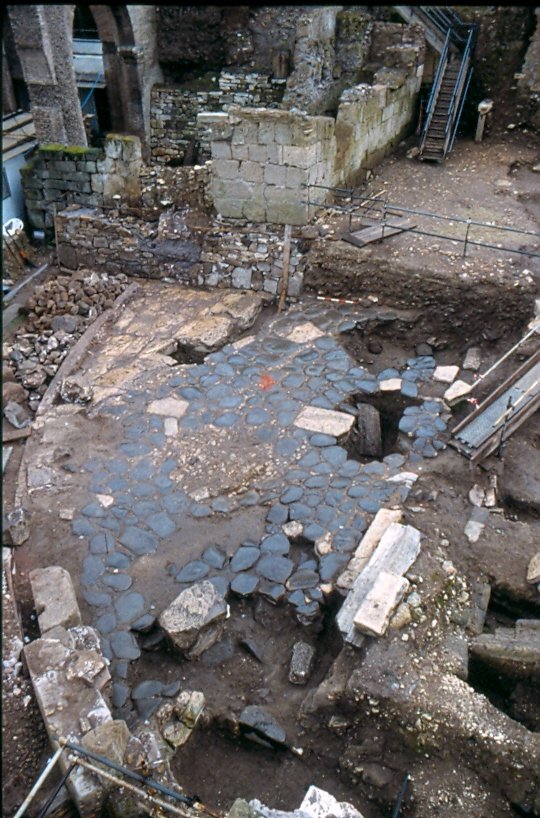edificio altomedievale durante i lavori.jpg