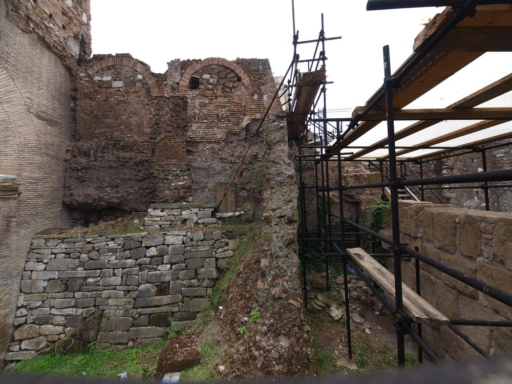 muro di XII e parte edificio altomedievale.JPG