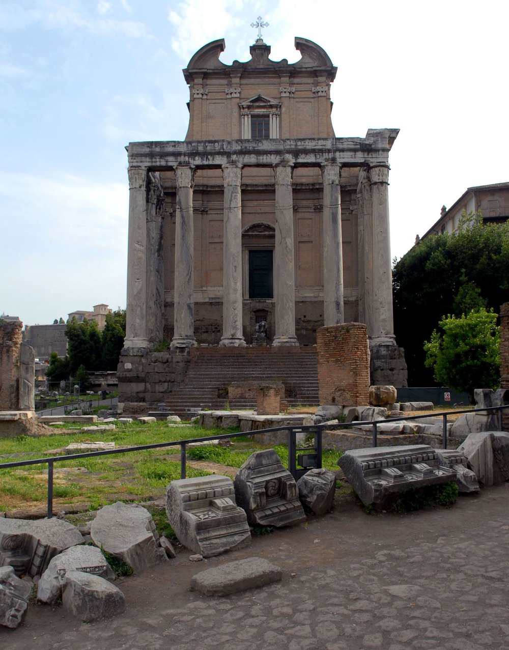 Tempio di Antonino e Faustina.JPG