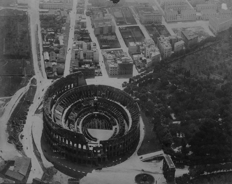 016241 - monumento - Roma, veduta aerea del Colosseo e della zona circostante; neg. serie F, n. 507