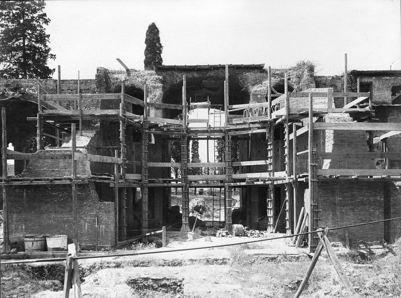 003233 - restauro - Domus Augustana, corpo centrale piano superiore: durante il restauro del lato Nord, giugno 1931